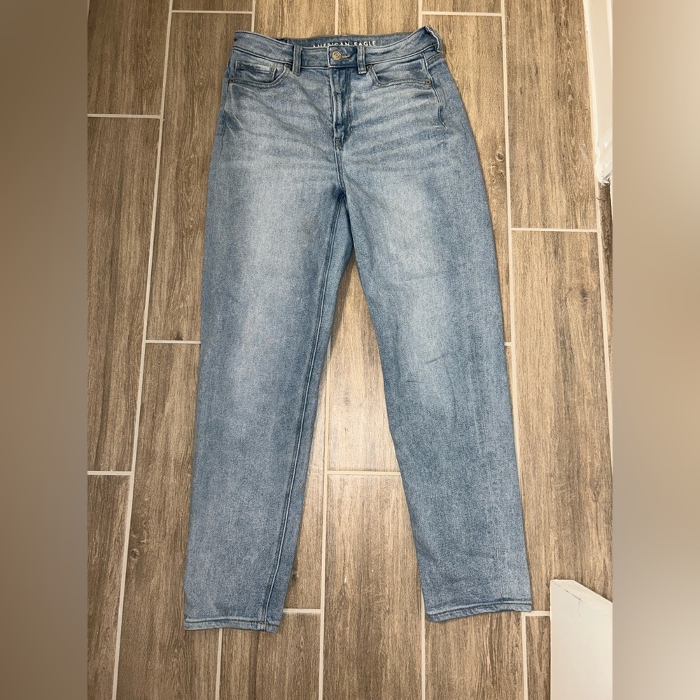 Size 4 American Eagle straight leg mom jeans